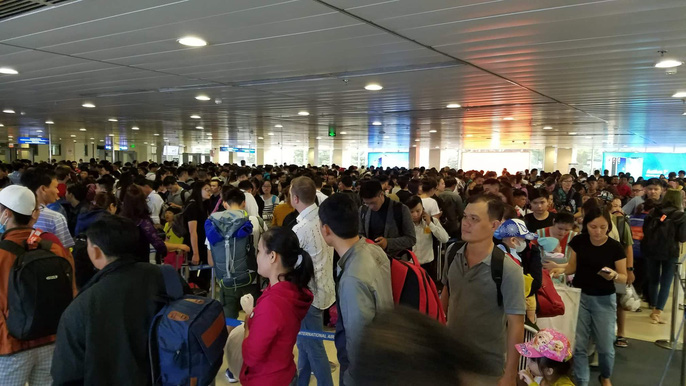 san bay tan son nhat vang la thuong sang 30 tet