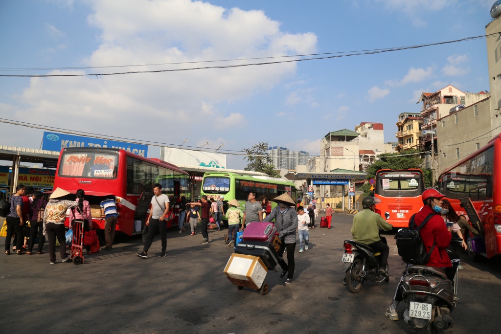 Mùng 5 Tết, người dân về Hà Nội trong nắng nóng 30 độ C mung 5 tet nguoi dan ve ha noi trong nang nong 30 do c