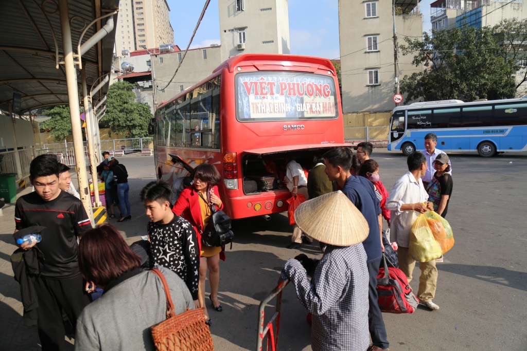 Mùng 5 Tết, người dân về Hà Nội trong nắng nóng 30 độ C mung 5 tet nguoi dan ve ha noi trong nang nong 30 do c