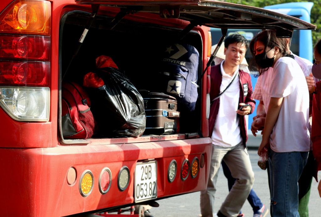 Mùng 5 Tết, người dân về Hà Nội trong nắng nóng 30 độ C mung 5 tet nguoi dan ve ha noi trong nang nong 30 do c
