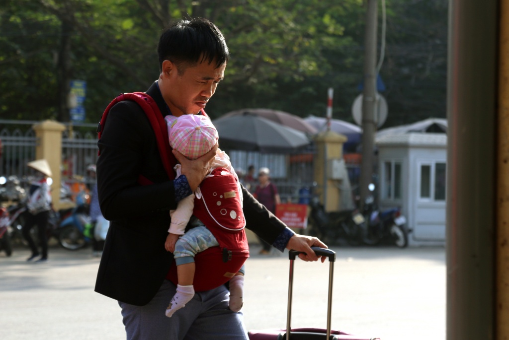 Mùng 5 Tết, người dân về Hà Nội trong nắng nóng 30 độ C mung 5 tet nguoi dan ve ha noi trong nang nong 30 do c