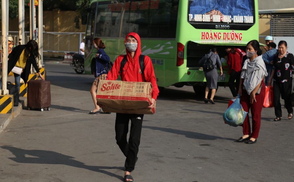Mùng 5 Tết, người dân về Hà Nội trong nắng nóng 30 độ C mung 5 tet nguoi dan ve ha noi trong nang nong 30 do c