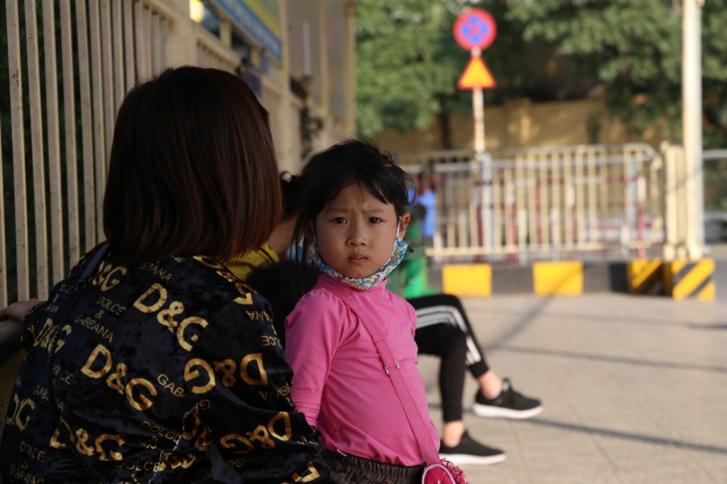 Mùng 5 Tết, người dân về Hà Nội trong nắng nóng 30 độ C mung 5 tet nguoi dan ve ha noi trong nang nong 30 do c