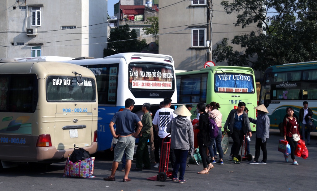 Mùng 5 Tết, người dân về Hà Nội trong nắng nóng 30 độ C mung 5 tet nguoi dan ve ha noi trong nang nong 30 do c