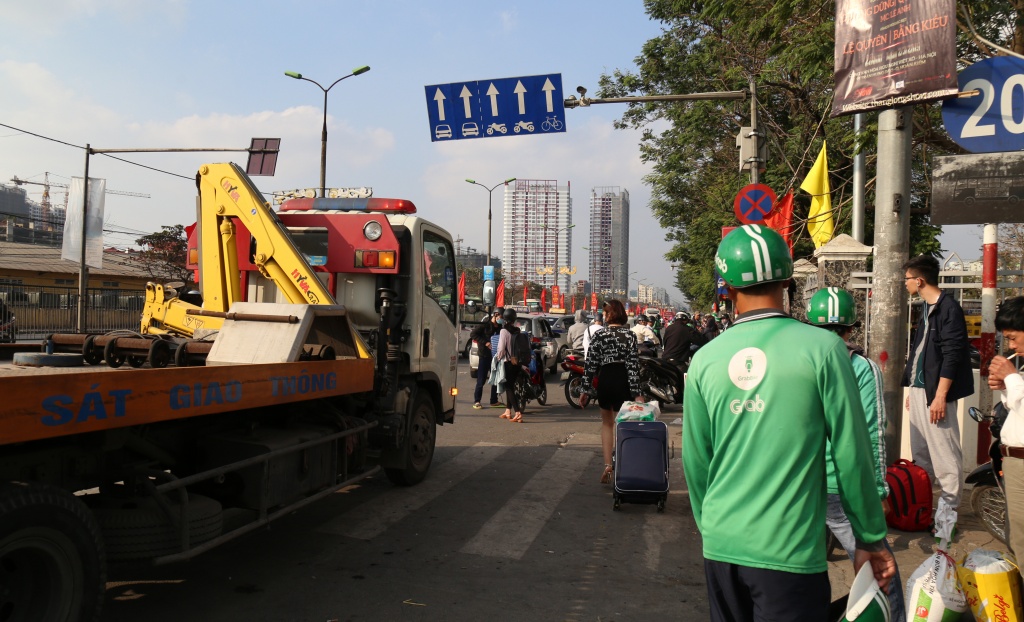 Mùng 5 Tết, người dân về Hà Nội trong nắng nóng 30 độ C mung 5 tet nguoi dan ve ha noi trong nang nong 30 do c