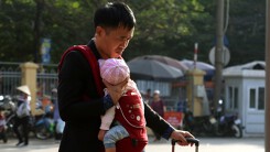 Mùng 5 Tết, người dân về Hà Nội trong nắng nóng 30 độ C