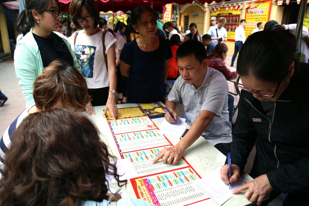 ha noi chua phuc khanh kin nguoi dang ki giai han dau nam