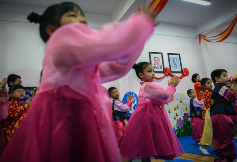 Ngôi trường có lớp học mang tên lãnh tụ Triều Tiên ở Hà Nội ngoi truong co lop hoc mang ten lanh tu trieu tien o ha noi