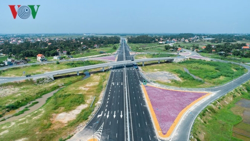nhieu tai xe bi nem da vao xe tren cao toc quang ninh hai phong