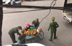 Lãnh đạo phường nói gì về clip tịch thu hoa quả của người bán rong?