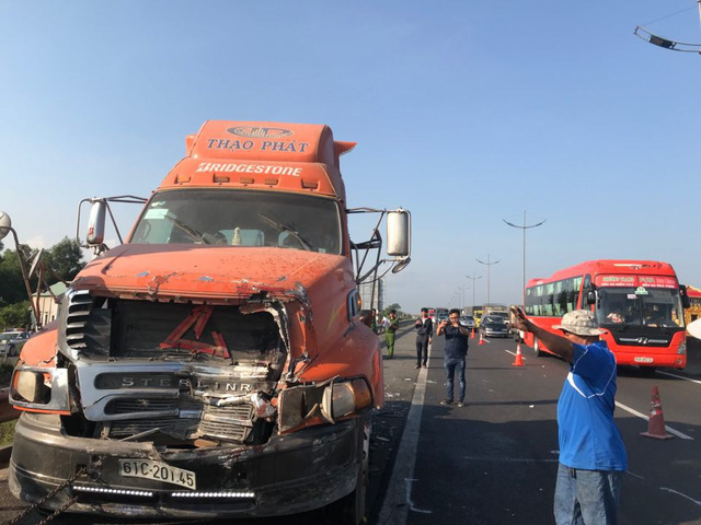 3 xe container dung nhau tren cao toc mot nguoi chet