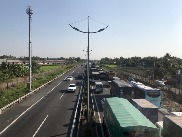 3 xe container dung nhau tren cao toc mot nguoi chet