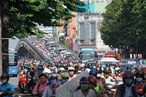 cam xe may vao trung tam tp hcm nam 2030 da luong truoc su khong dong thuan