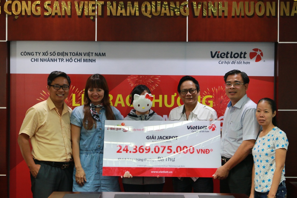 nhan vien van phong ten thu nhan giai vietlott hon 24 ty dong