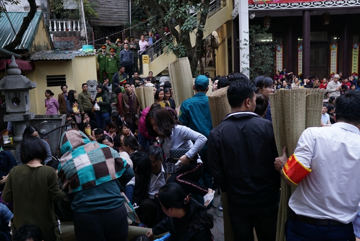 chen lan nhan cho tu trua cho dai le cau an trong chua phuc khanh