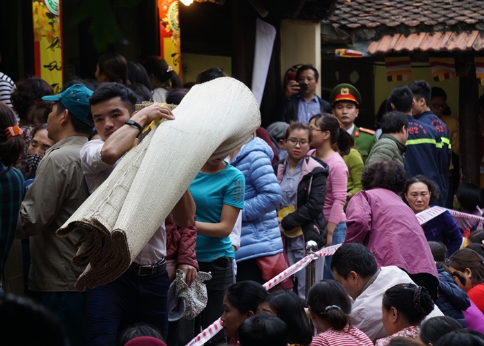 chen lan nhan cho tu trua cho dai le cau an trong chua phuc khanh