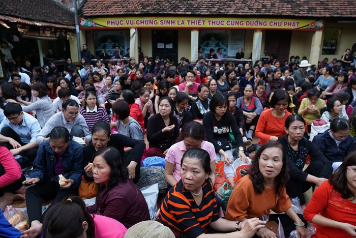 chen lan nhan cho tu trua cho dai le cau an trong chua phuc khanh