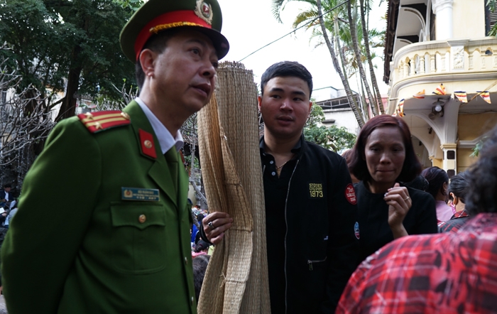 chen lan nhan cho tu trua cho dai le cau an trong chua phuc khanh