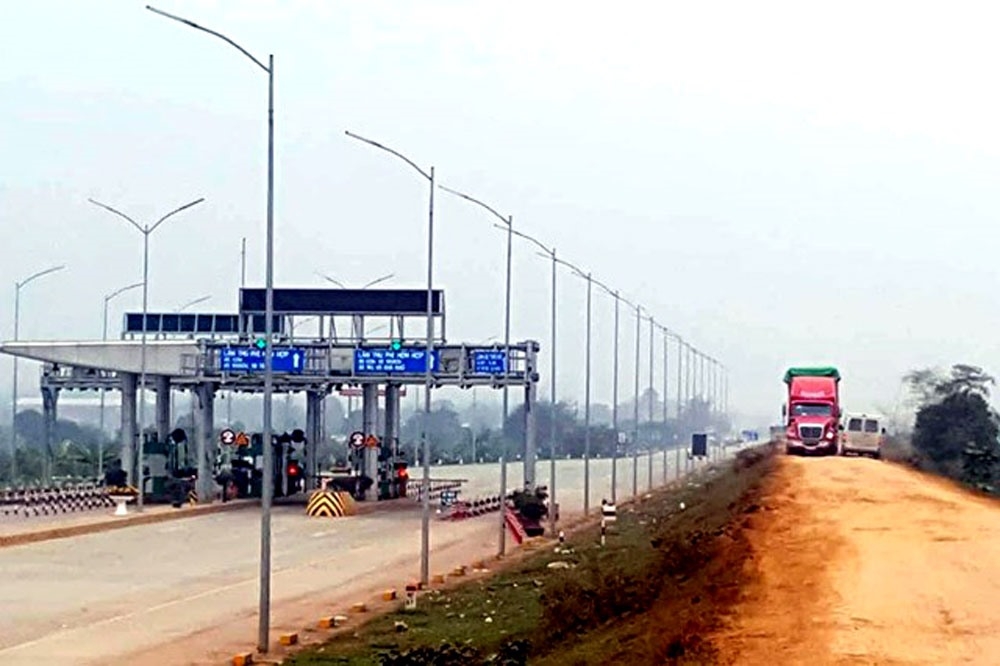 o to tren 10 tan sap het duong ne tram bot tam nong