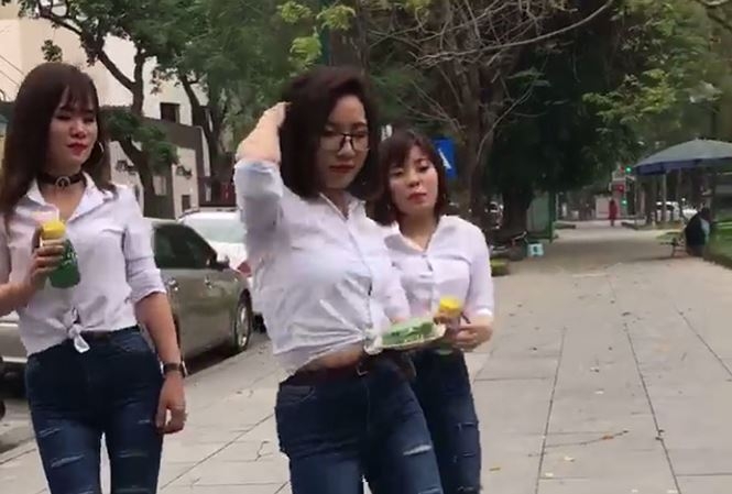xon xao nhom co gai tre ban xoi kem quay