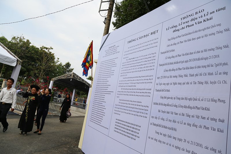 dong nguoi xep hang dai cho vao vieng bac sau khai