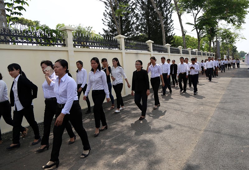 dong nguoi xep hang dai cho vao vieng bac sau khai