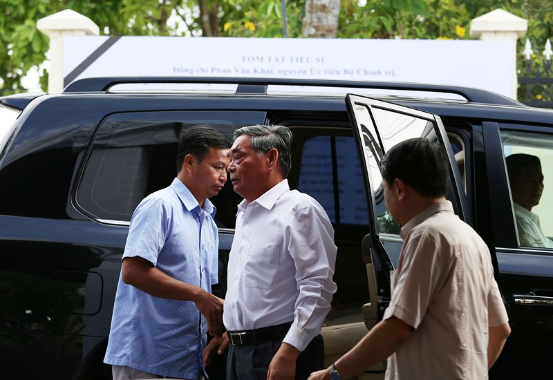 dong nguoi xep hang dai cho vao vieng bac sau khai