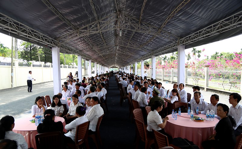 dong nguoi xep hang dai cho vao vieng bac sau khai