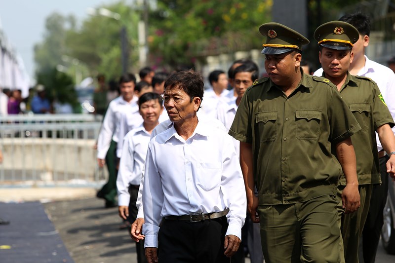 dong nguoi xep hang dai cho vao vieng bac sau khai