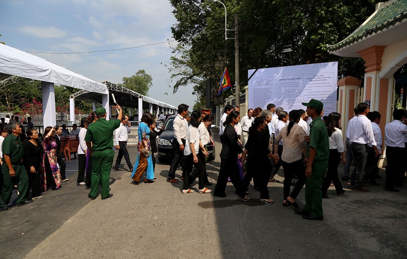 dong nguoi xep hang dai cho vao vieng bac sau khai