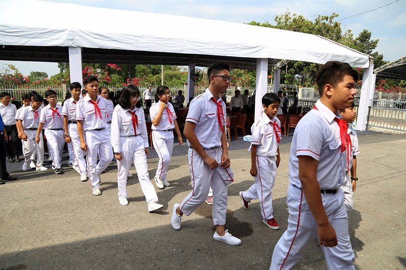 dong nguoi xep hang dai cho vao vieng bac sau khai
