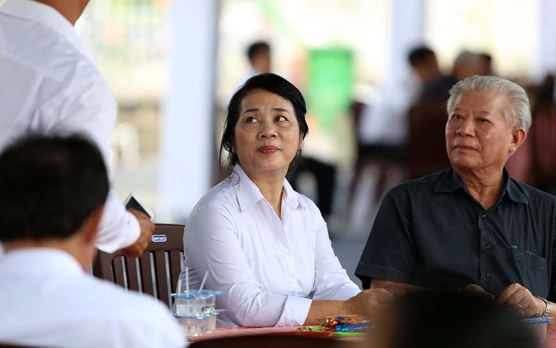dong nguoi xep hang dai cho vao vieng bac sau khai