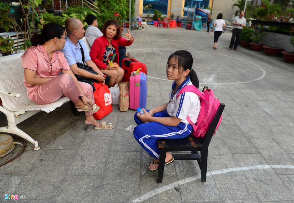 dem loay hoay tim cho ngu cua cu dan carina plaza