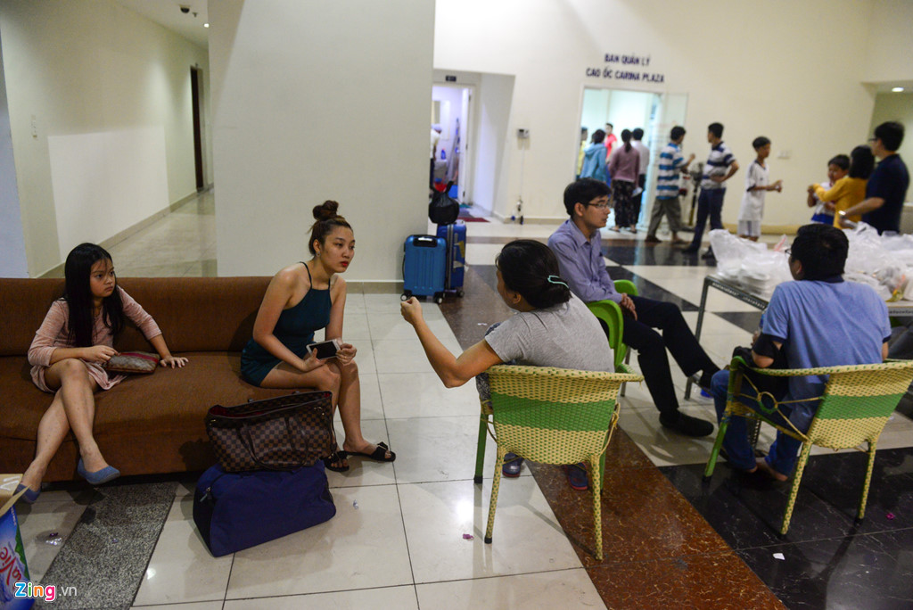 dem loay hoay tim cho ngu cua cu dan carina plaza