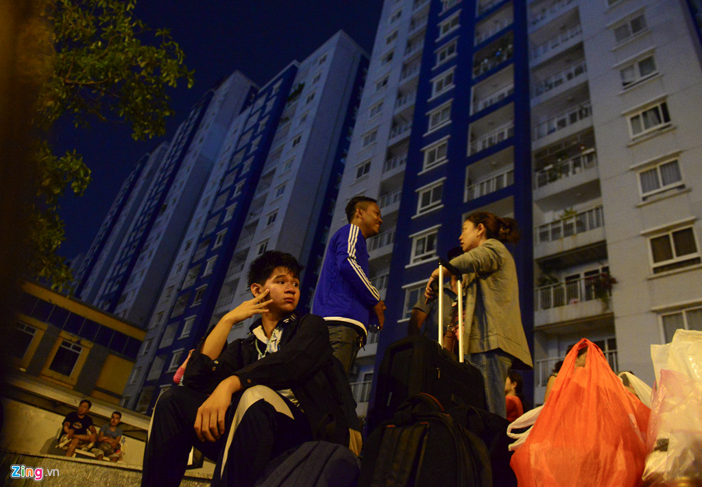 dem loay hoay tim cho ngu cua cu dan carina plaza