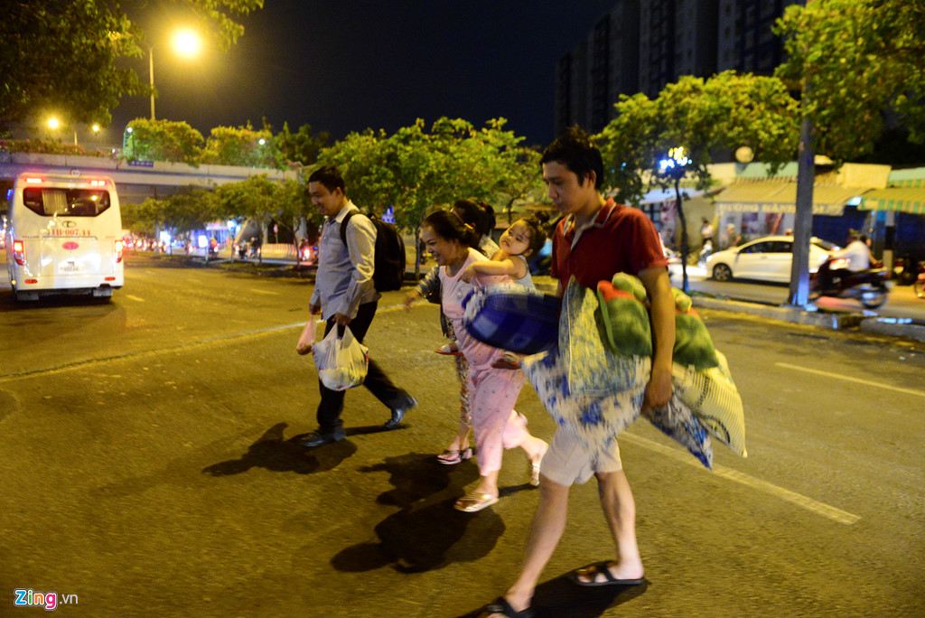 dem loay hoay tim cho ngu cua cu dan carina plaza