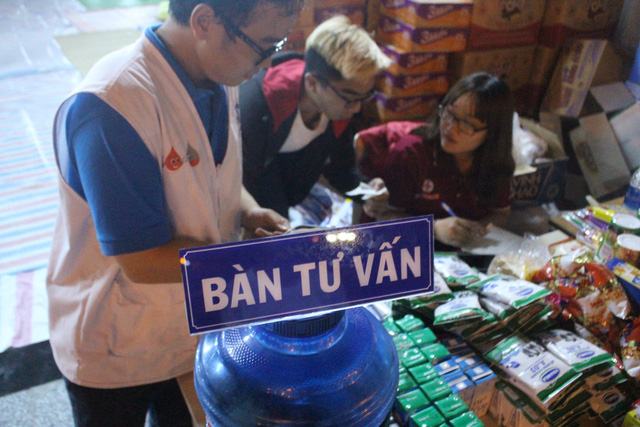 Trắng đêm với bà con nạn nhân vụ cháy chung cư Carina trang dem voi ba con nan nhan vu chay chung cu carina