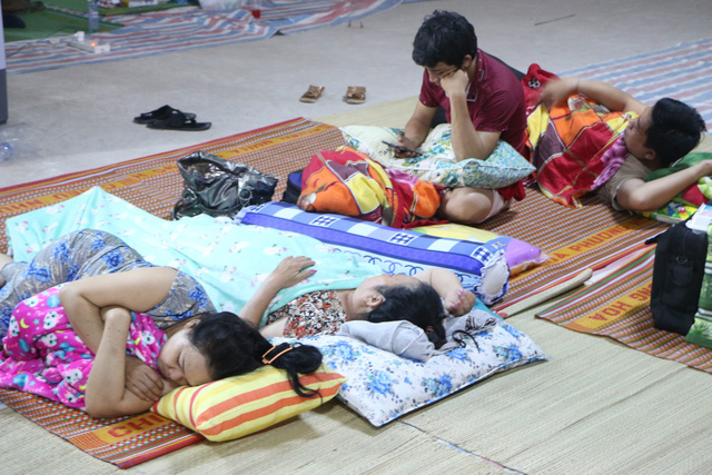 Trắng đêm với bà con nạn nhân vụ cháy chung cư Carina trang dem voi ba con nan nhan vu chay chung cu carina