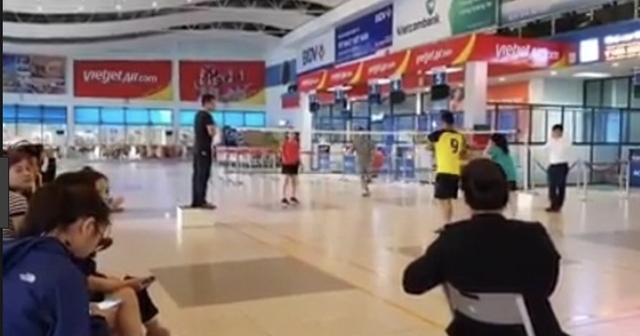 vu nhan vien san bay dong hoi dong cua choi cau long cuc hang khong len tieng