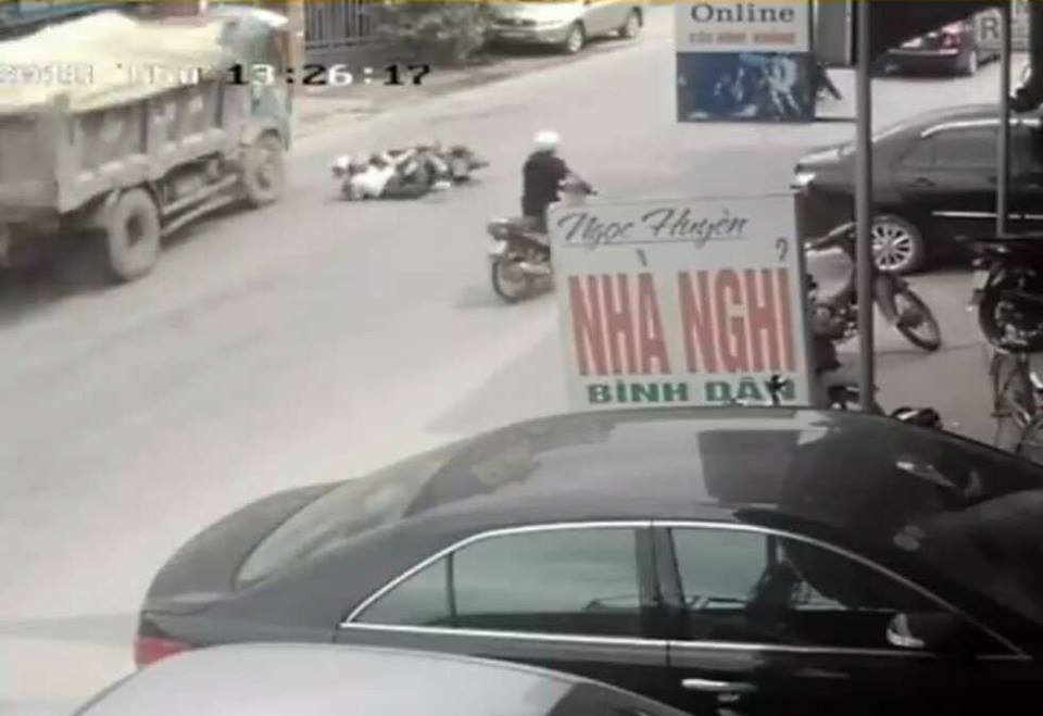 tai xe be lai dang bieu duong nhung theo luat van phai den bu