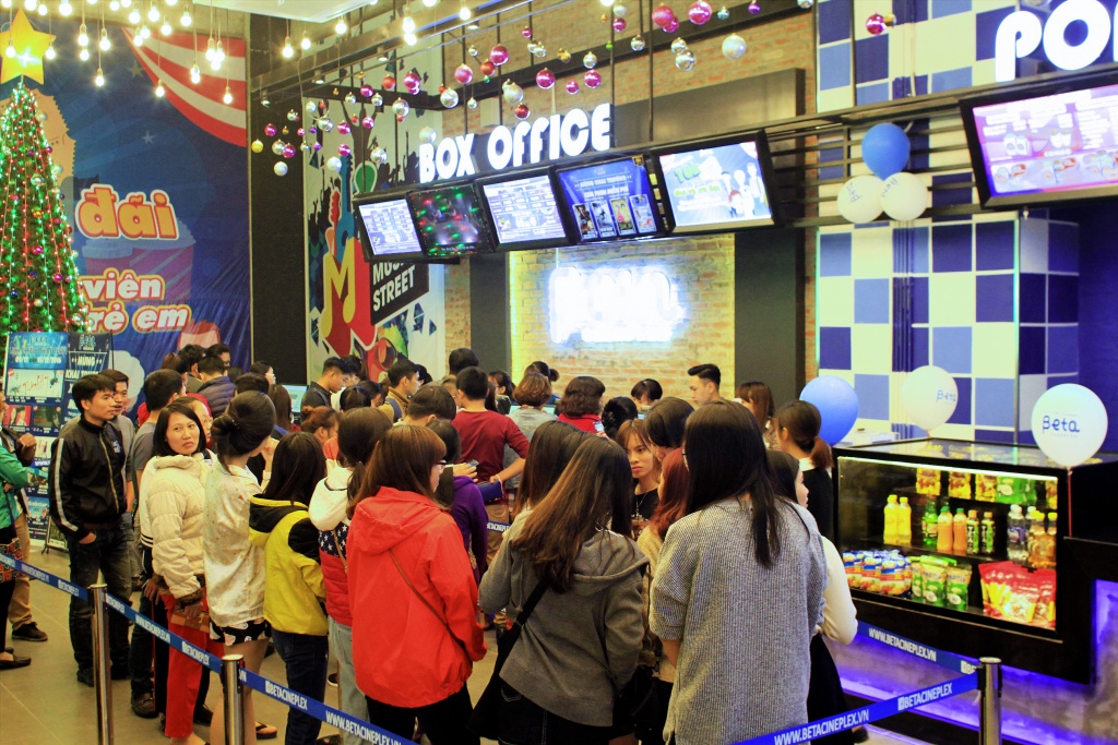 rap beta cineplex lien tiep mat dien khach la o trong bong toi