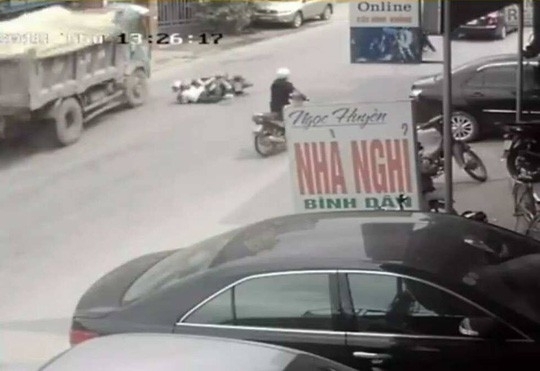 2 nu sinh duoc tai xe be lai cuu mang phai lien doi boi thuong