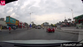 nghi minh di cuu hoa xe cho rac ngang nhien di nguoc chieu vun vut