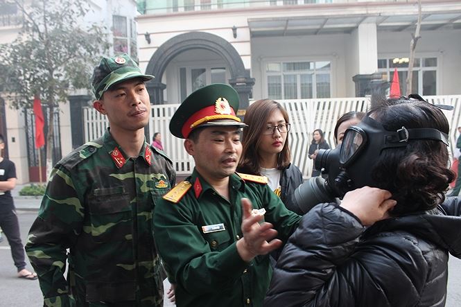 nguoi ha noi xep hang dung thu mat na phong doc