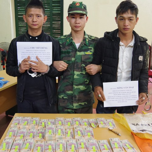 bat 2 doi tuong van chuyen gan 500 trieu dong tien gia
