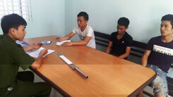 15 thanh niên cầm mã tấu đuổi chém người giữa phố