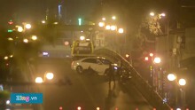 Hiện trường vụ Mercedes đâm nát xe máy trên cầu vượt Thái Hà