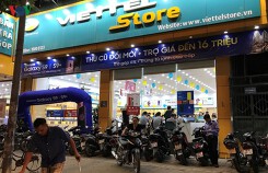 21h-22h người dân vẫn xếp hàng bổ sung thông tin thuê bao điện thoại