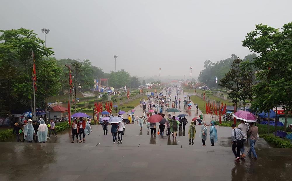 cam dong hinh anh ao uot dam nuoc mua cua luc luong an ninh ngay gio to