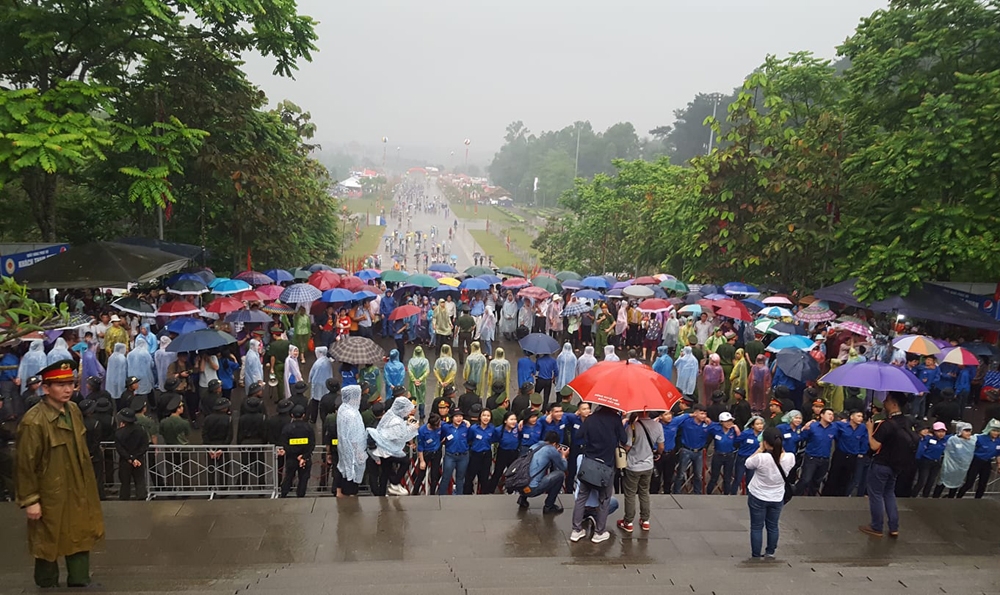 cam dong hinh anh ao uot dam nuoc mua cua luc luong an ninh ngay gio to